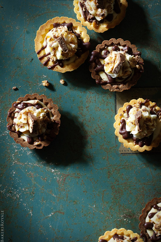 A fast and simple party dessert: Snickers Tartlet via Bakers Royale